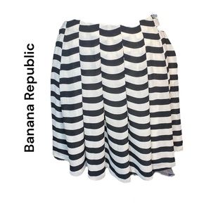 Banana Republic Full Skirt Sz 4 Black & White Stripe Flowy Gatherers Pockets